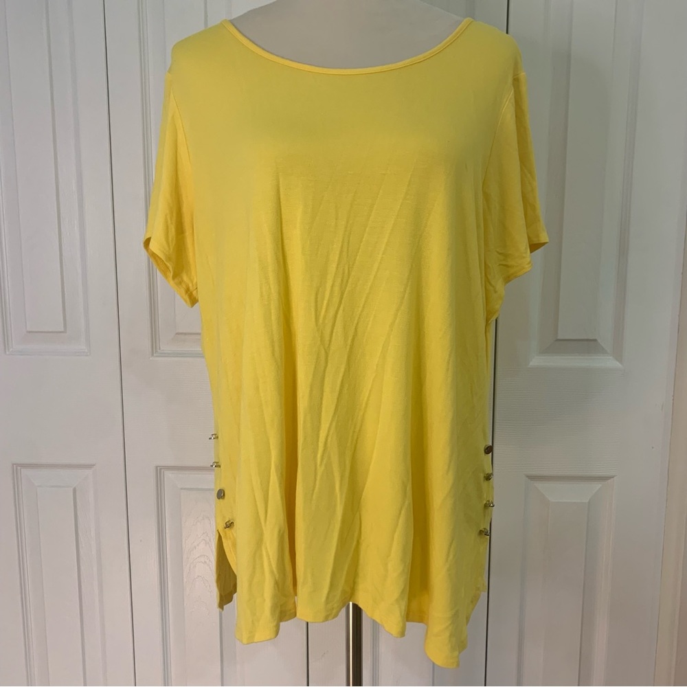 Kim Rogers Curvy yellow short sleeve round neck TShirt with silver side buttons